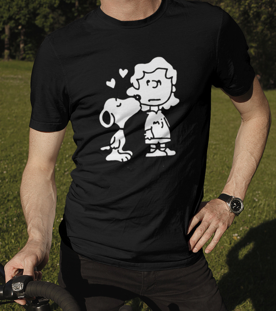 Puppy Love Snoopy Kissing Lucy Peanuts Hearts T-Shirt