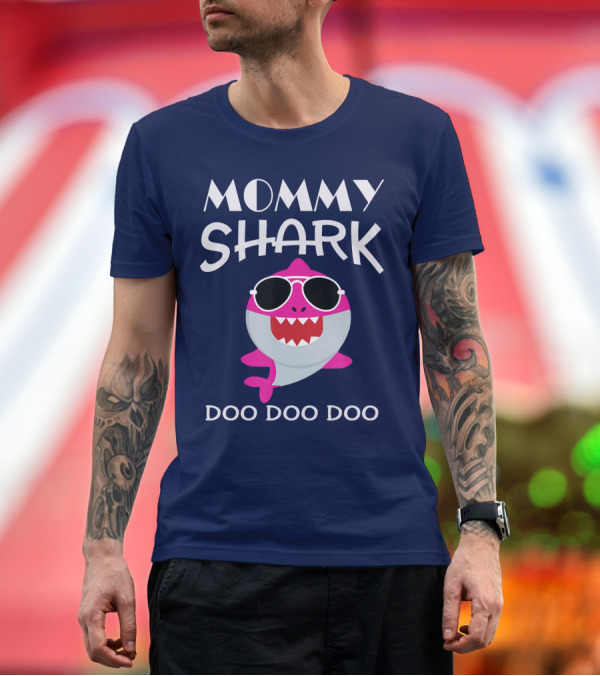Premium T-Shirt: Mommy Shark Doo Doo Doo Sunglasses Pink Shark T-Shirt Mommy Shark Doo Doo Doo Sunglasses Pink Shark T-Shirt