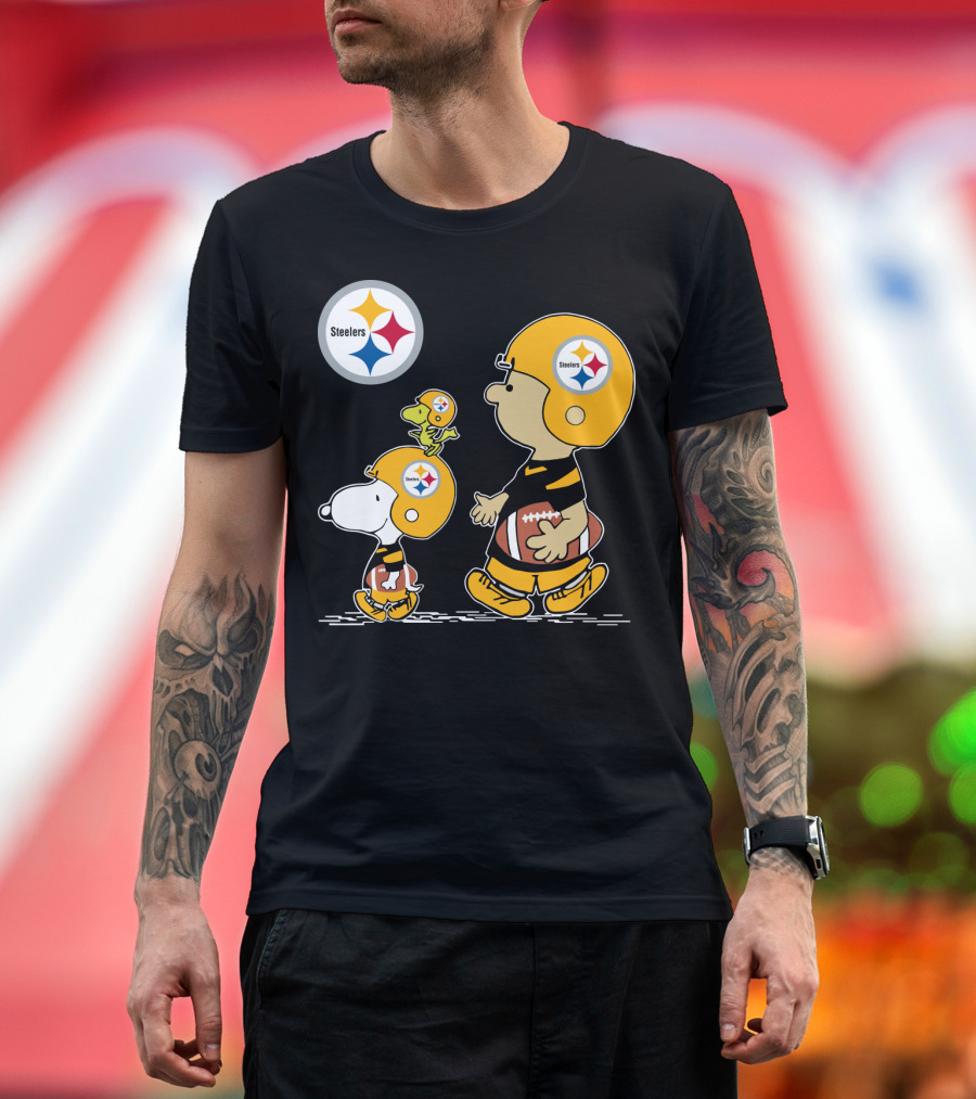 Steelers Christmas Peanuts Cute Football Charlie Brown Snoopy Woodstock T-Shirt