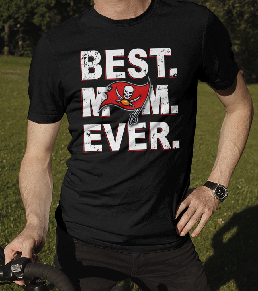 Best Mom Ever Buccaneers Flag Skull And Swords T-Shirt