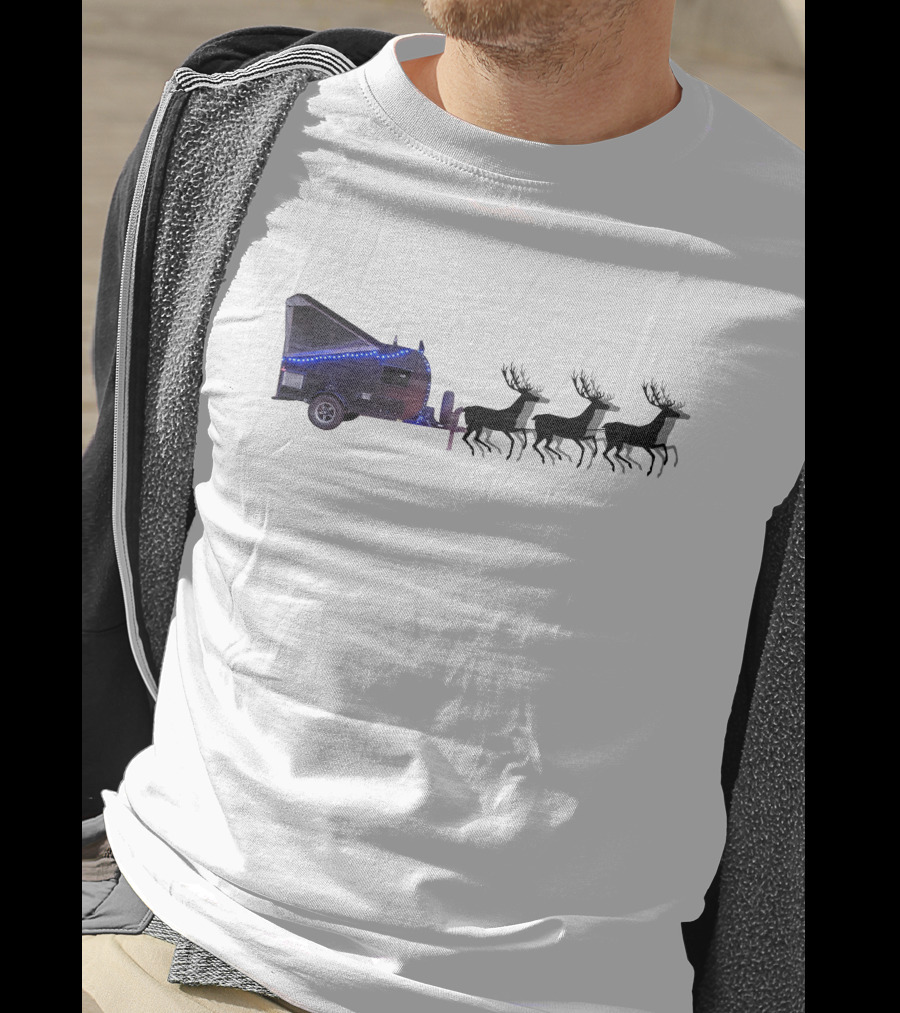 Trailers Coachmen Reindeer Pulling Holiday Camper Scene T-Shirt