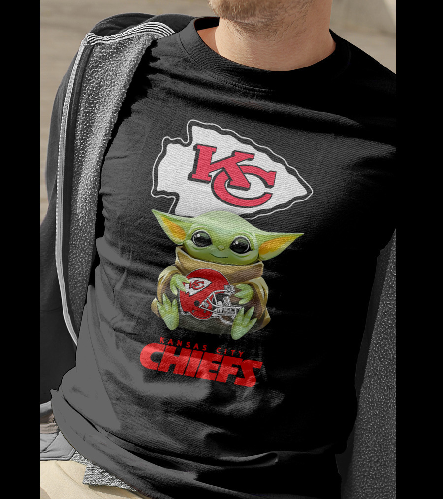 Kansas City Chiefs Baby Yoda Holding Chiefs Helmet Star Wars T-Shirt