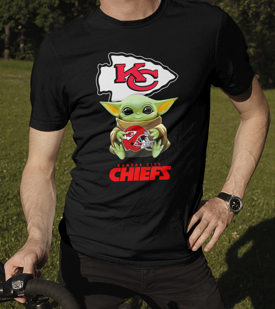 Kansas City Chiefs Baby Yoda Holding Chiefs Helmet Star Wars T-Shirt