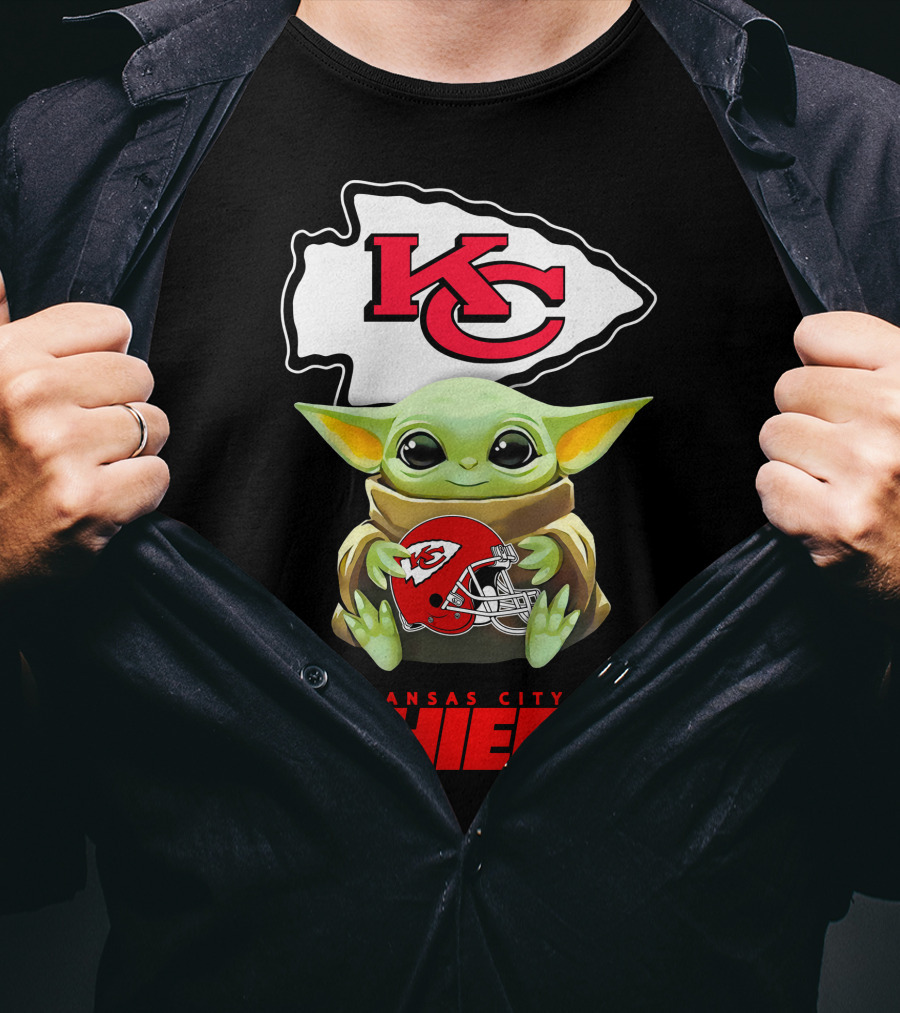 Kansas City Chiefs Baby Yoda Holding Chiefs Helmet Star Wars T-Shirt