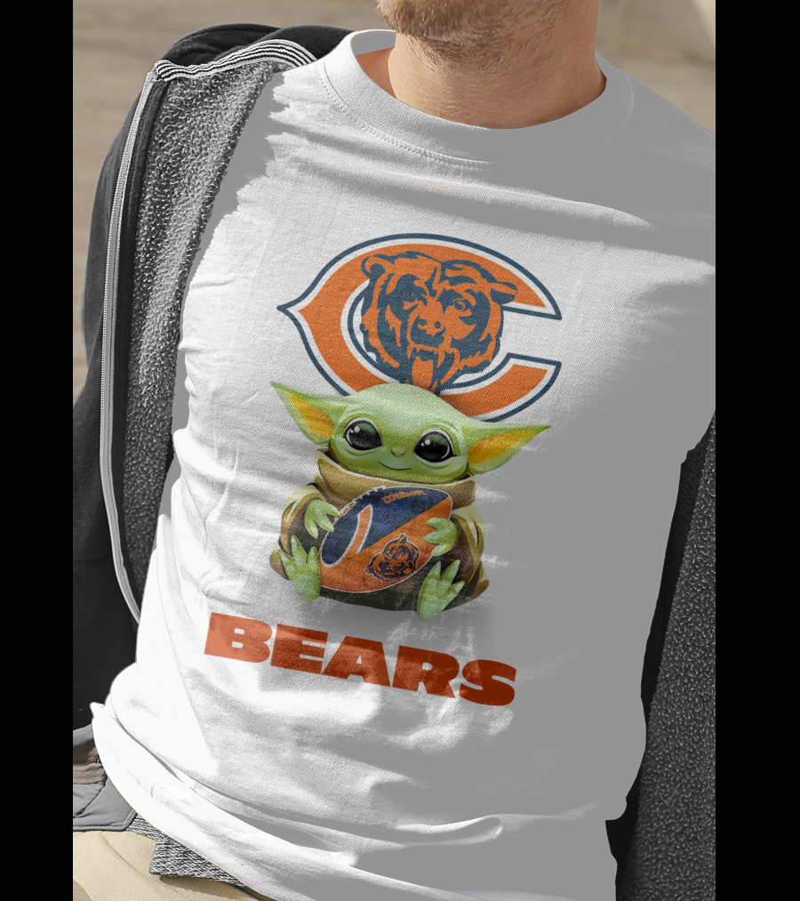 Baby Yoda Hug Chicago Bears Football Bears T-Shirt