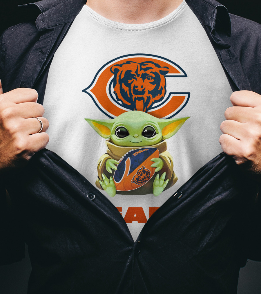 Baby Yoda Hug Chicago Bears Football Bears T-Shirt