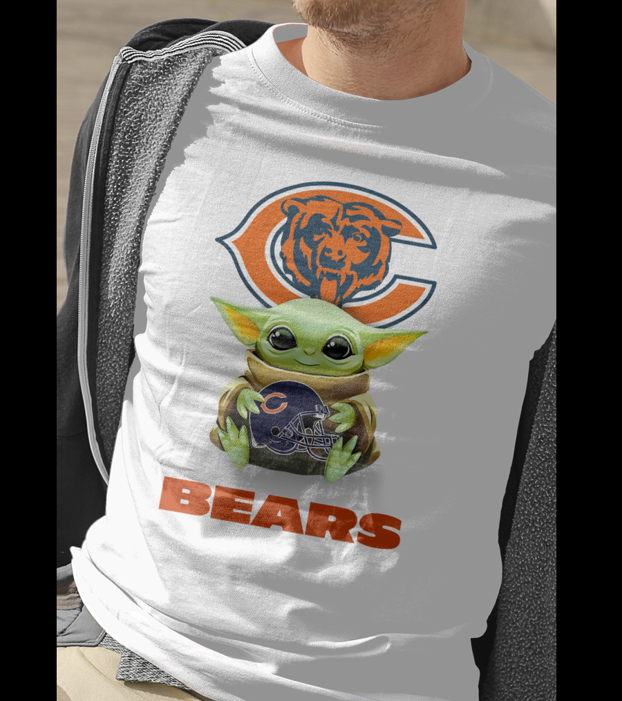 Star Wars Baby Yoda With Chicago Bears Helmet And Logo Bears T-Shirt