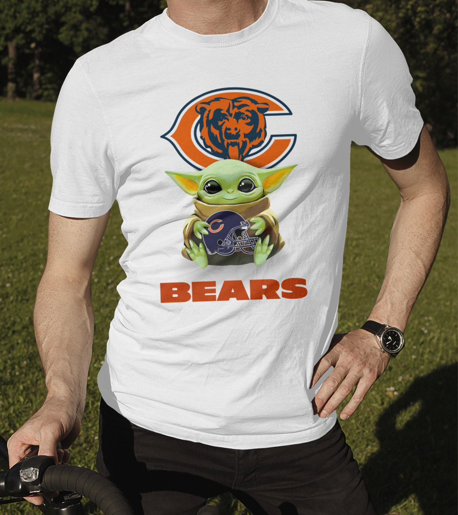 Star Wars Baby Yoda With Chicago Bears Helmet And Logo Bears T-Shirt