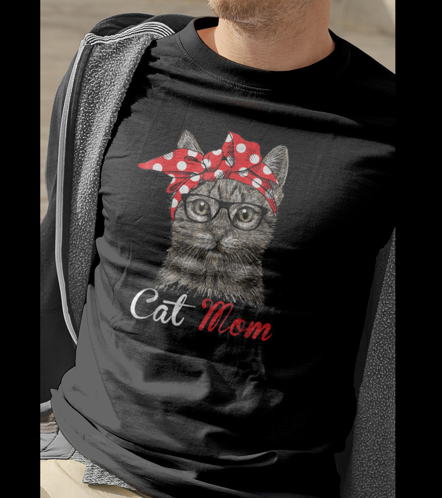 Cat Mom Funny Cat With Glasses And Polka Dot Bandana T-Shirt