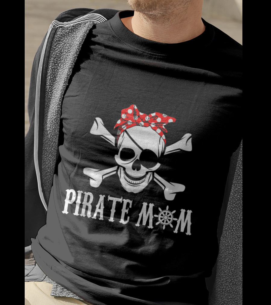 Pirate Mom Skull And Crossbones With Red Bandana And Wheel T-Shirt