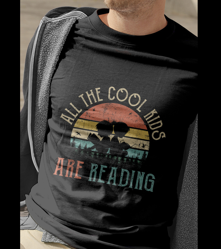 All The Cool Kids Are Reading Vintage Retro Sunset With Silhouette Forest And Children Holding Books T-Shirt