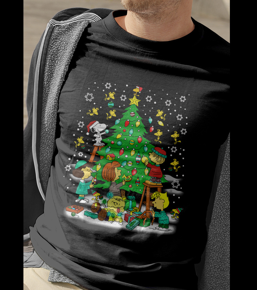 Peanuts Noel Christmas Tree Decorating With Snoopy And Friends T-Shirt