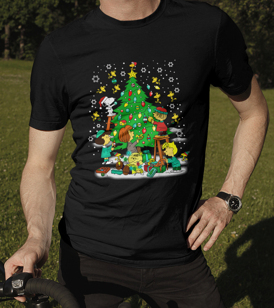 Peanuts Noel Christmas Tree Decorating With Snoopy And Friends T-Shirt