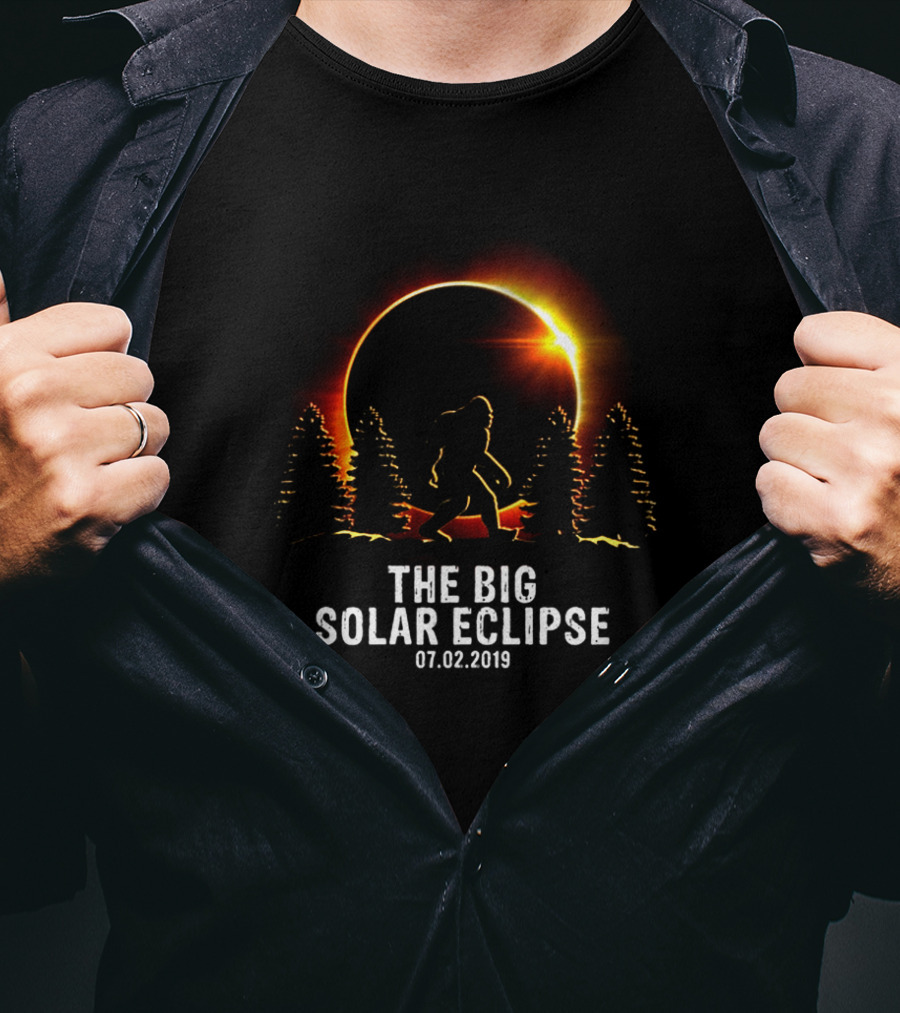 The Big Solar Eclipse Bigfoot 07.02.2019 Forest Silhouette T-Shirt