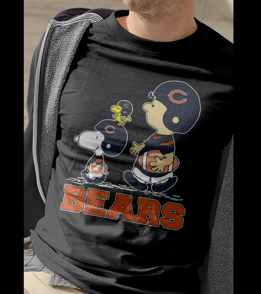 Snoopy And Woodstock With Chicago Bears Football Helmets Walking Together T-Shirt