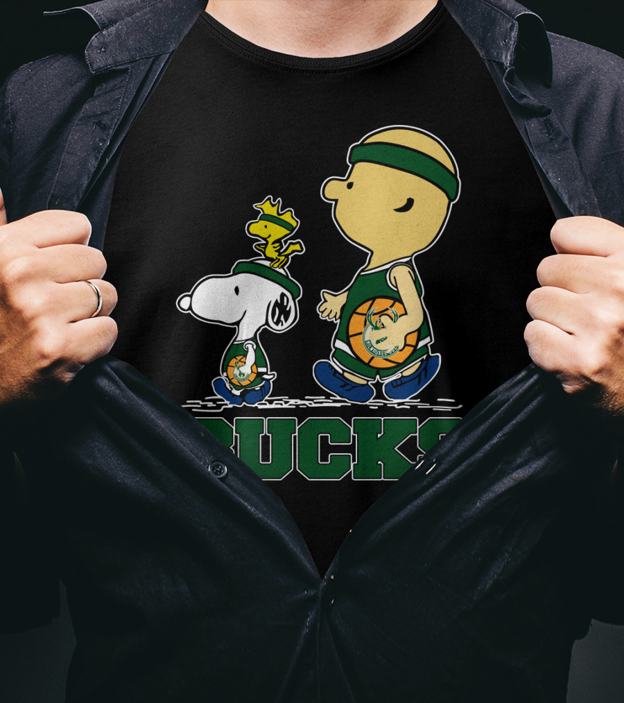 Snoopy Woodstock And Basketball Walking With Milwaukee Bucks Fans T-Shirt