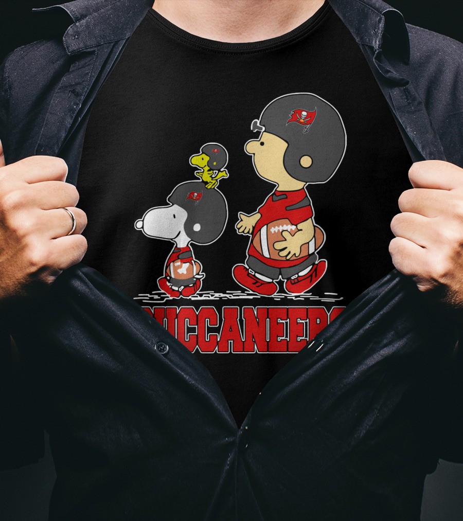 Snoopy And Woodstock With Tampa Bay Buccaneers Football Fans T-Shirt