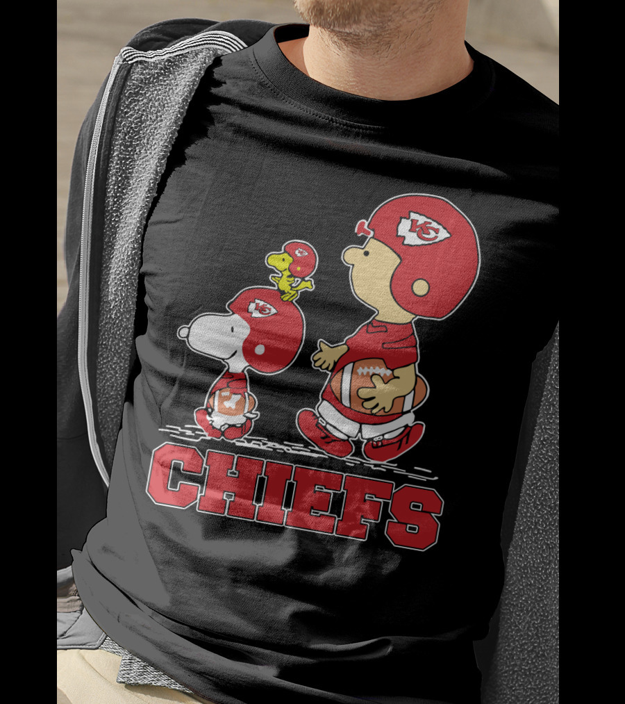 Snoopy Woodstock And Peanuts Characters With Kansas City Chiefs Football Helmets Chiefs Fans T-Shirt