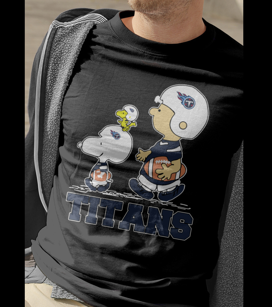Snoopy And Woodstock With Tennessee Titans Helmets And Footballs T-Shirt