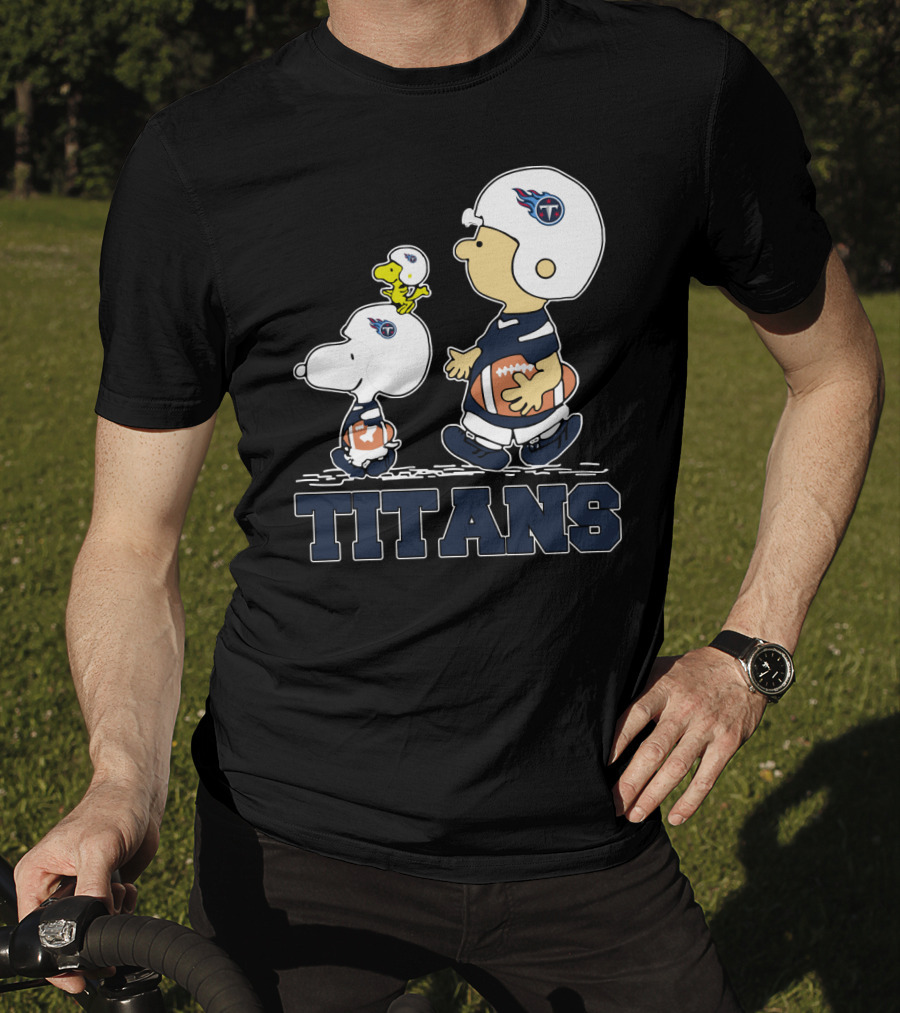 Snoopy And Woodstock With Tennessee Titans Helmets And Footballs T-Shirt