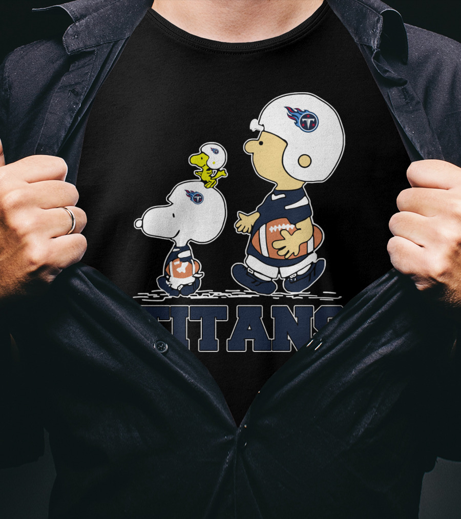 Snoopy And Woodstock With Tennessee Titans Helmets And Footballs T-Shirt