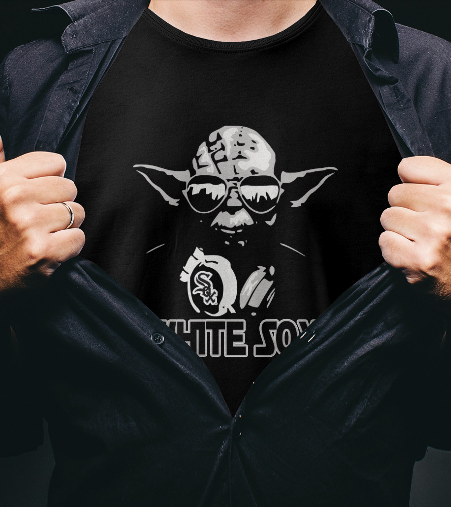 Yoda Star Wars In Chicago White Sox Fan Gear With Team Logo And Sunglasses T-Shirt
