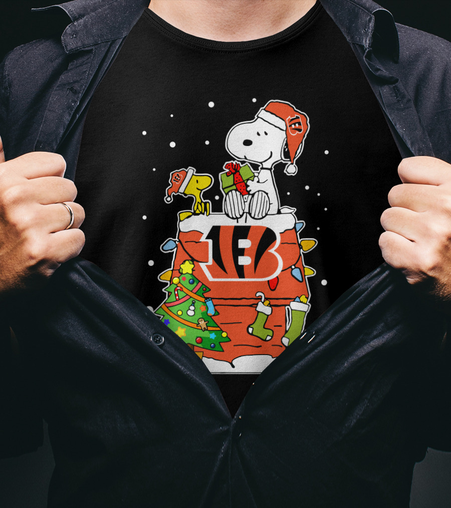 Cincinnati Bengals Snoopy Christmas Peanuts Football Fan T-Shirt