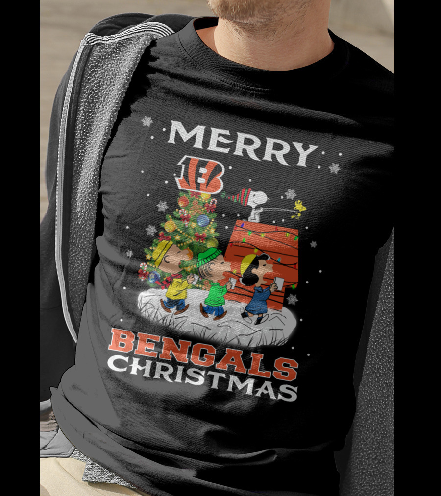 Merry Cincinnati Bengals Christmas Snoopy Woodstock Charlie Brown Linus Lucy T-Shirt