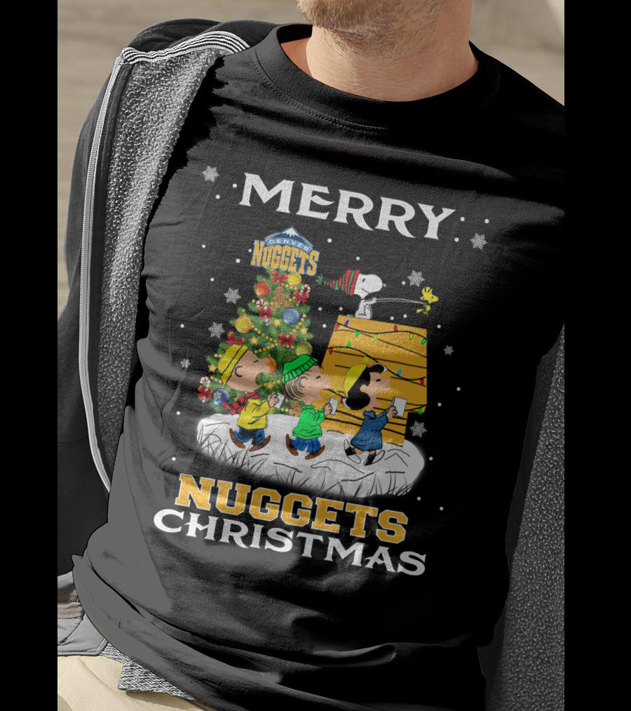 Merry Denver Nuggets Christmas Peanuts Characters And Snoopy Decorate Tree T-Shirt