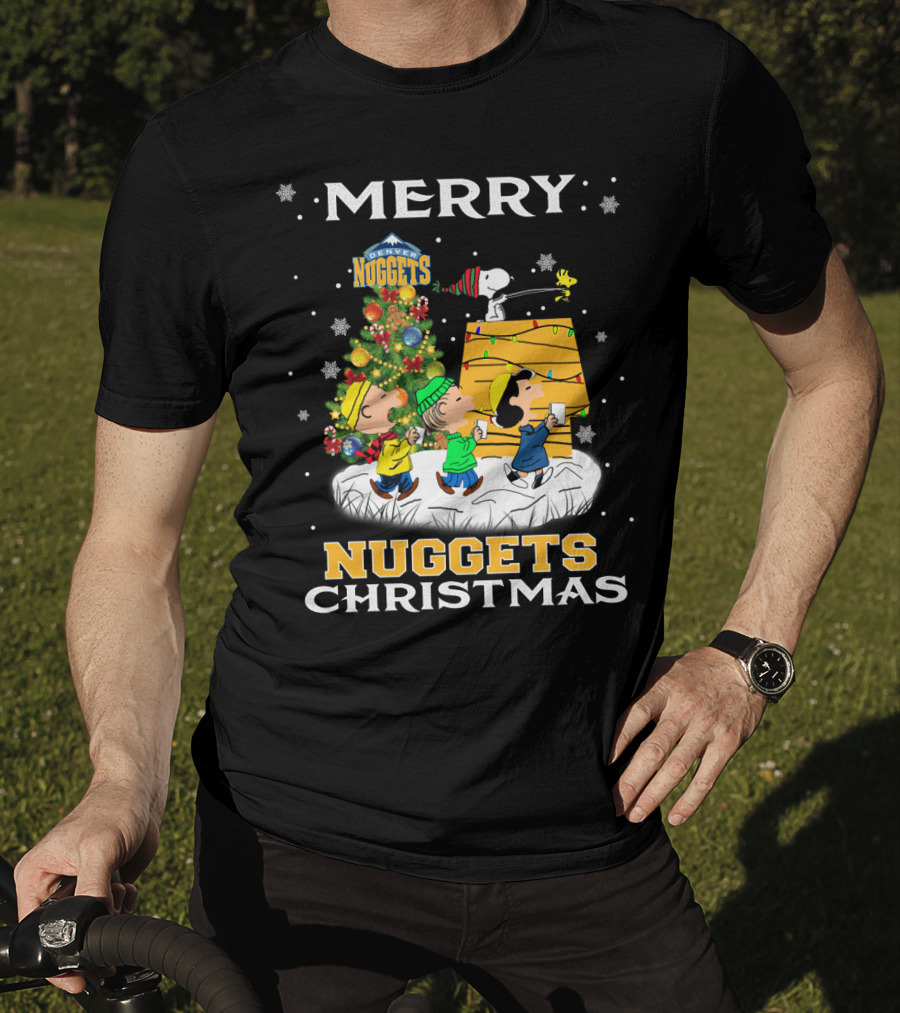Merry Denver Nuggets Christmas Peanuts Characters And Snoopy Decorate Tree T-Shirt