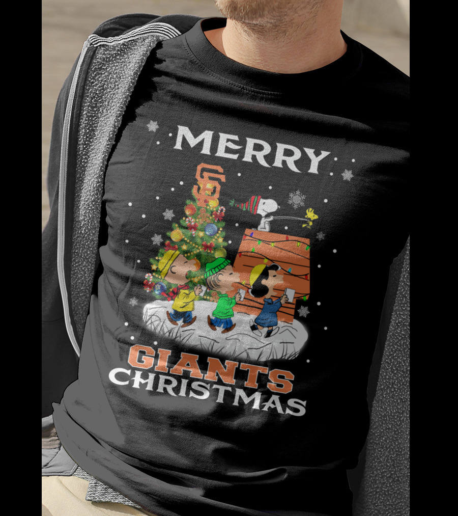 Merry San Francisco Giants Christmas Snoopy Woodstock Peanuts Tree Snowflakes T-Shirt