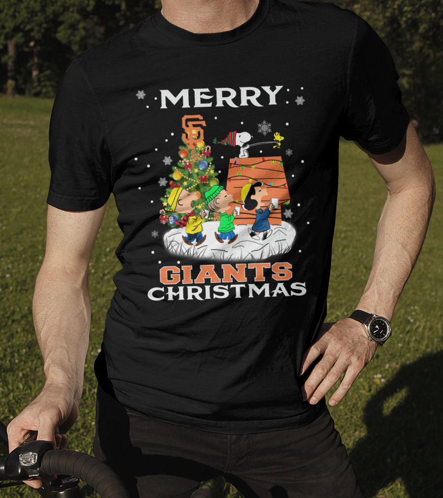 Merry San Francisco Giants Christmas Snoopy Woodstock Peanuts Tree Snowflakes T-Shirt
