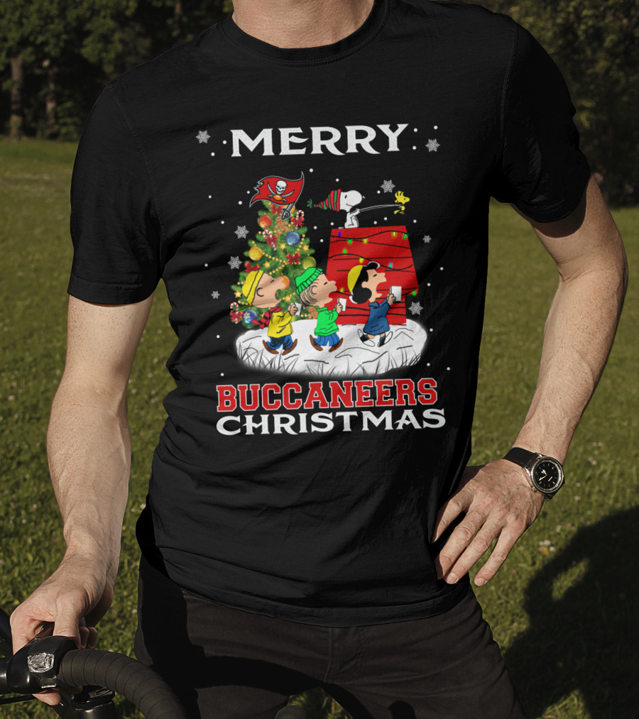 Merry Tampa Bay Buccaneers Christmas Snoopy Peanuts Holiday Scene T-Shirt