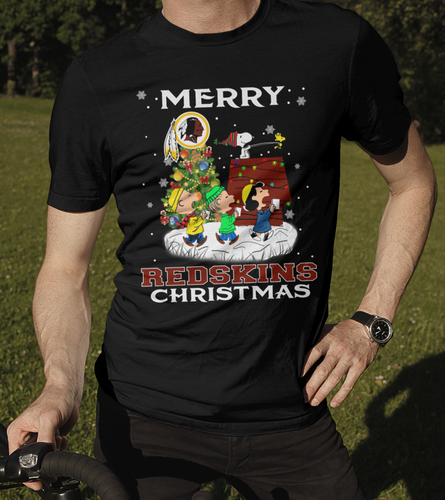 Merry Redskins Christmas Snoopy Peanuts Holiday Celebration T-Shirt