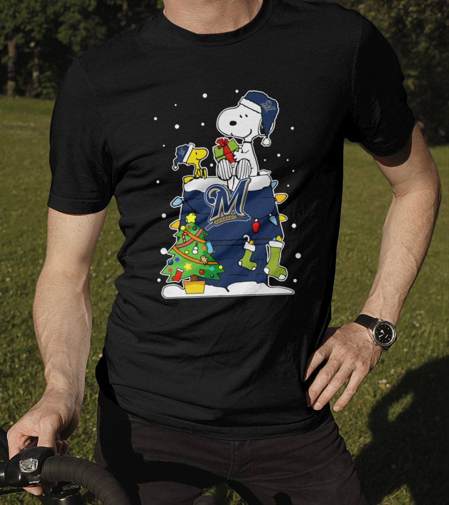Milwaukee Brewers Snoopy Christmas Tree And Woodstock Gift Scene T-Shirt