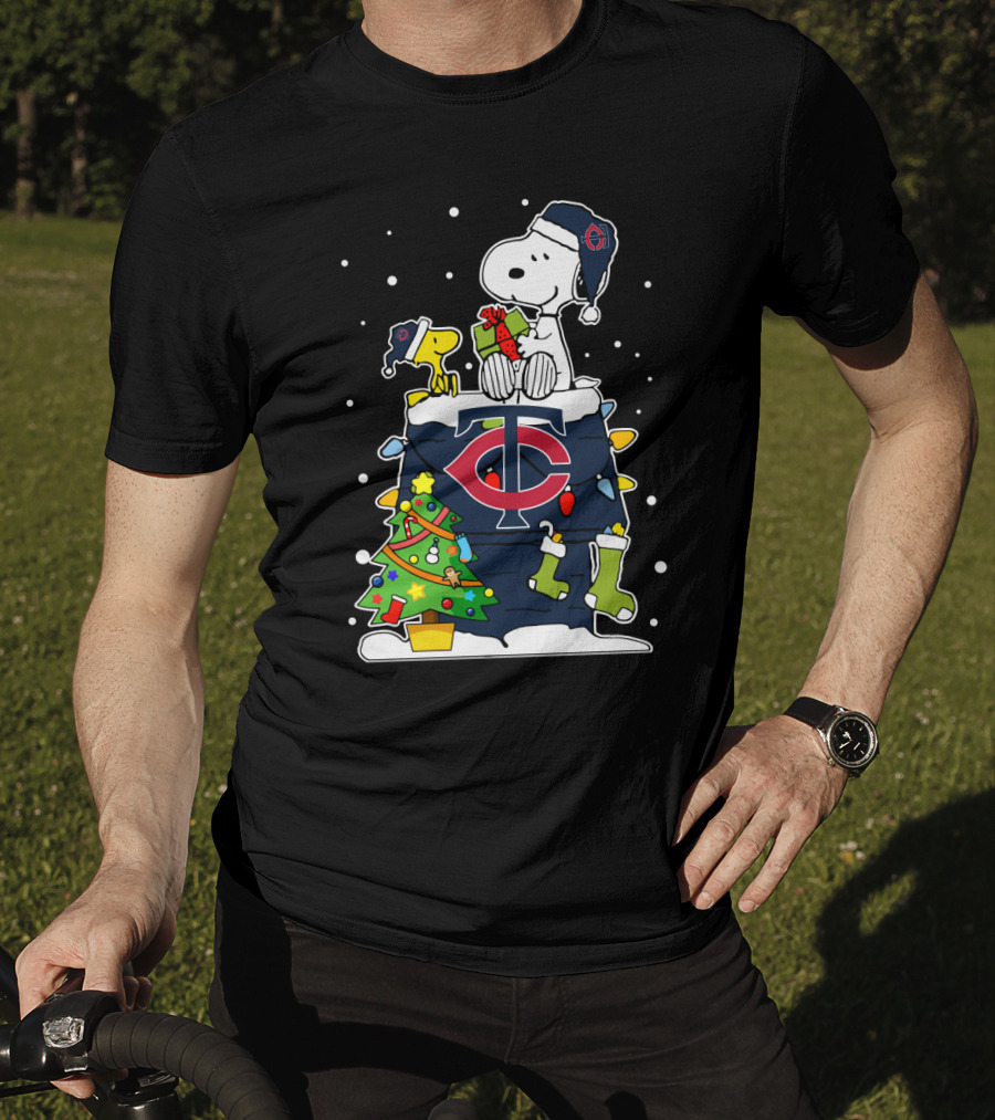 Minnesota Twins Snoopy Christmas Peanuts Fans T-Shirt