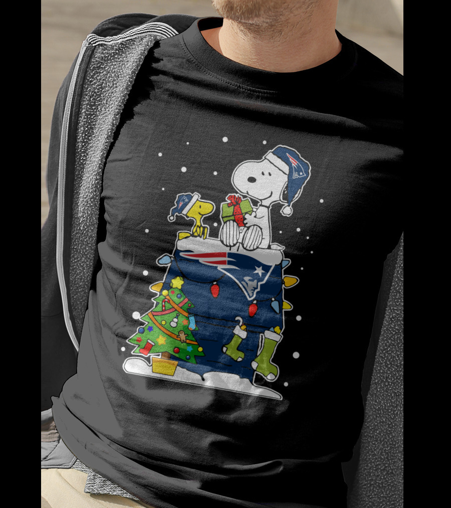 Snoopy And Woodstock Celebrate New England Patriots Christmas T-Shirt