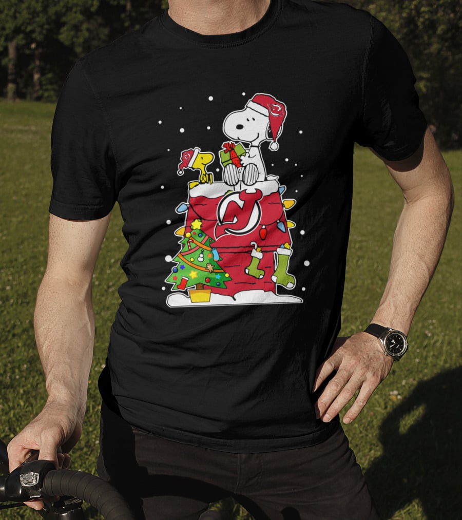 New Jersey Devils Snoopy Christmas Stockings And Gifts T-Shirt