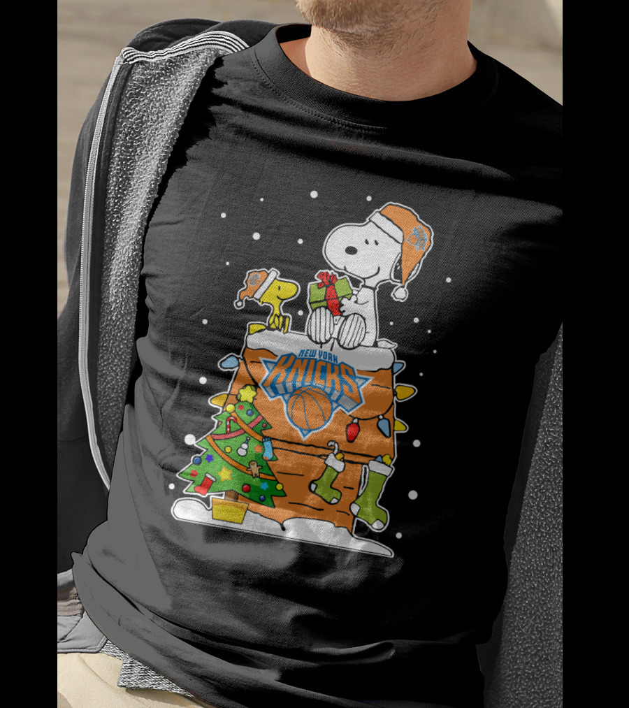 New York Knicks Christmas Snoopy And Woodstock Holiday Scene T-Shirt