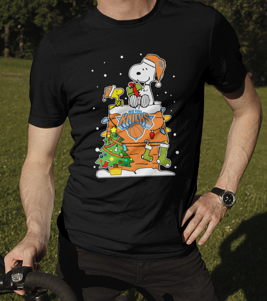 New York Knicks Christmas Snoopy And Woodstock Holiday Scene T-Shirt