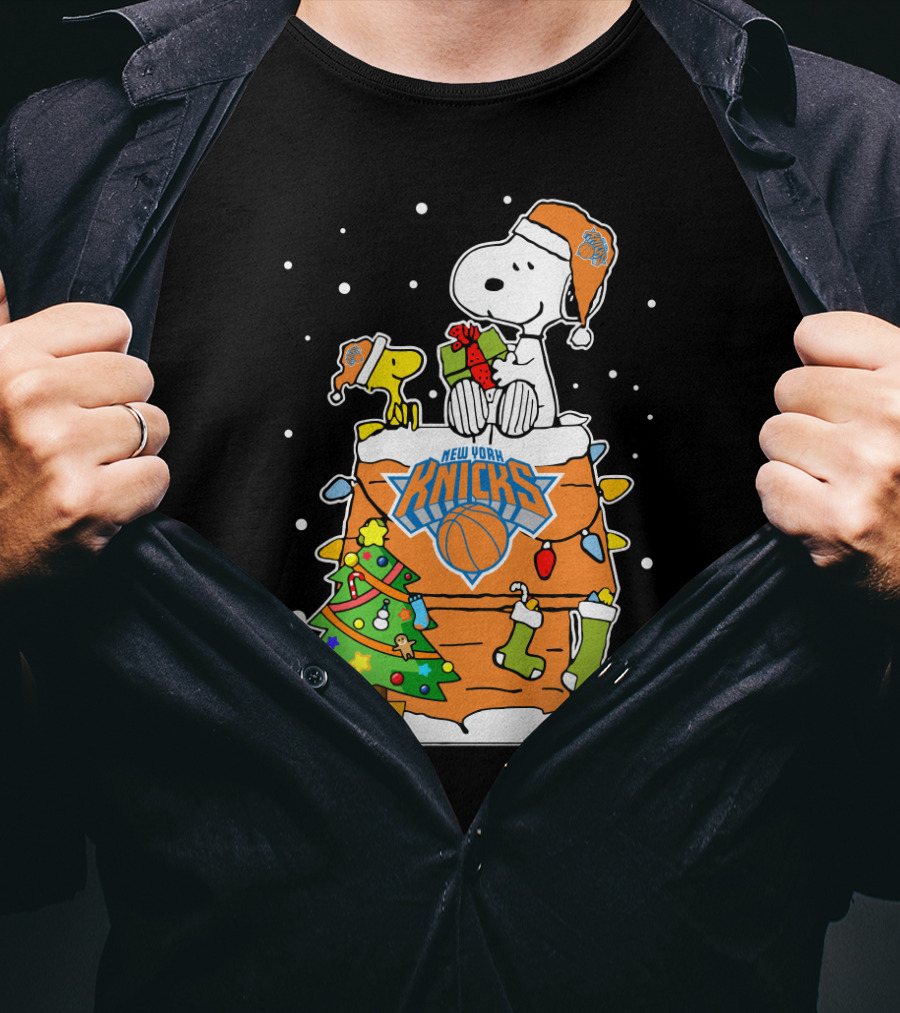 New York Knicks Christmas Snoopy And Woodstock Holiday Scene T-Shirt