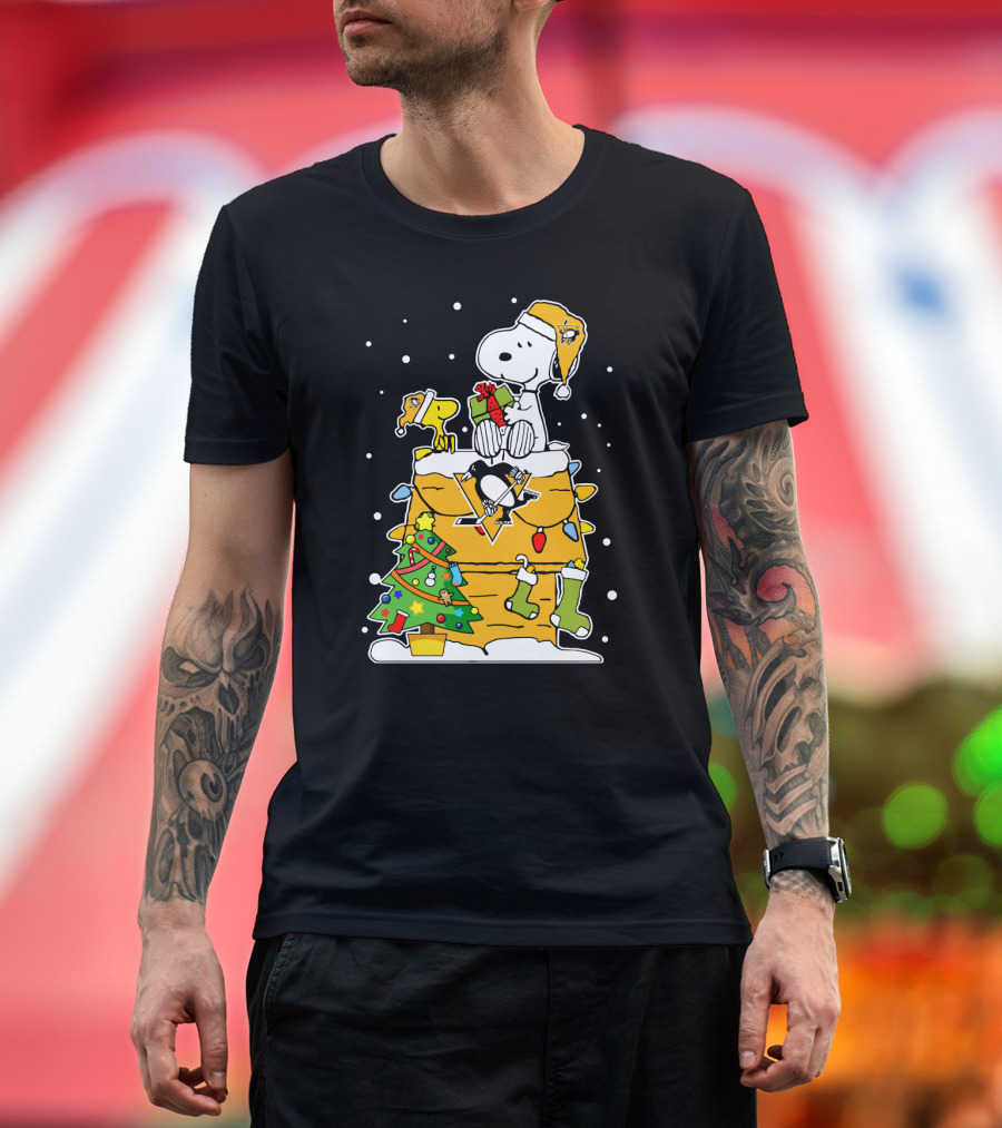 Snoopy And Woodstock Celebrate Christmas With Pittsburgh Penguins Hockey Holiday Scene T-Shirt