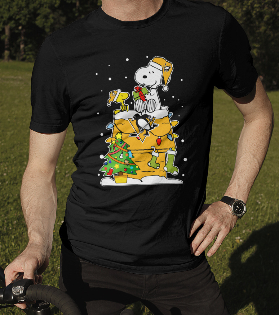 Snoopy And Woodstock Celebrate Christmas With Pittsburgh Penguins Hockey Holiday Scene T-Shirt