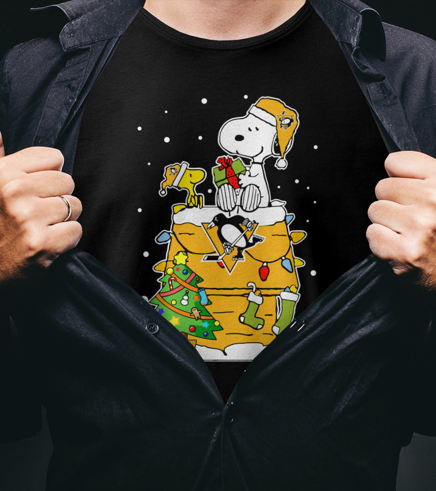 Snoopy And Woodstock Celebrate Christmas With Pittsburgh Penguins Hockey Holiday Scene T-Shirt