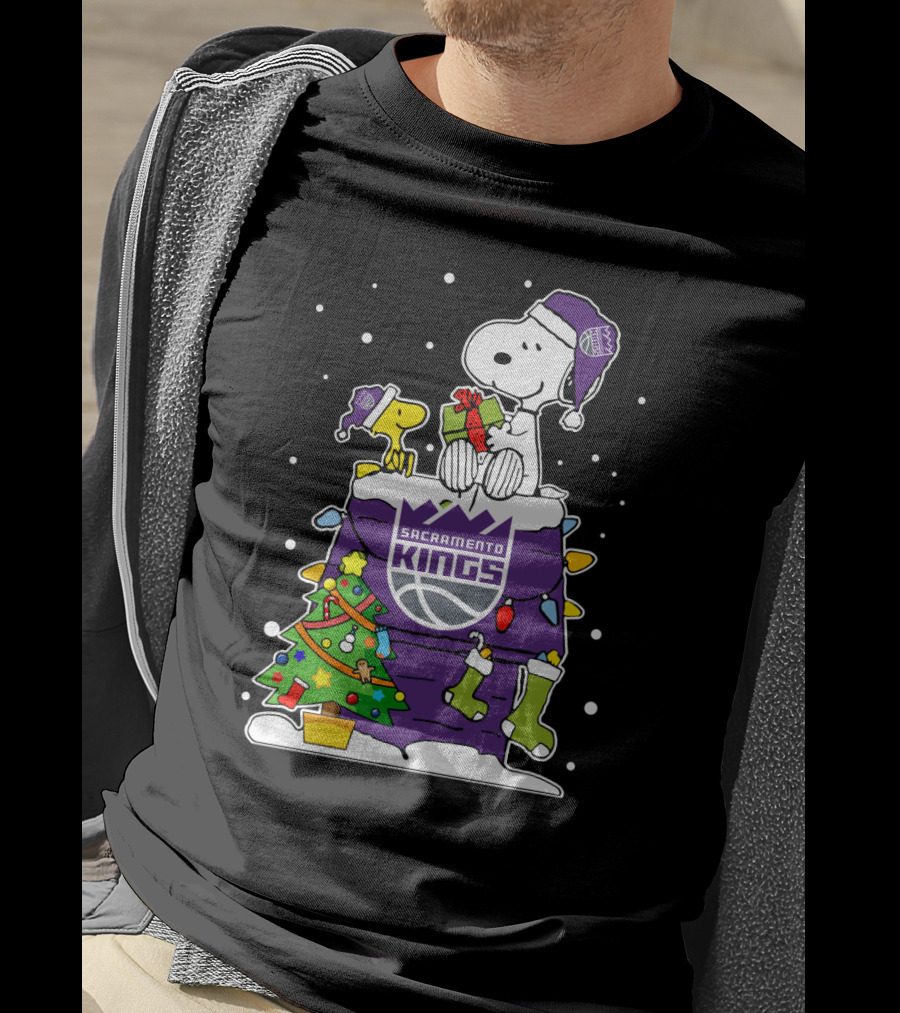 Sacramento Kings Christmas Snoopy And Woodstock Present Fan T-Shirt