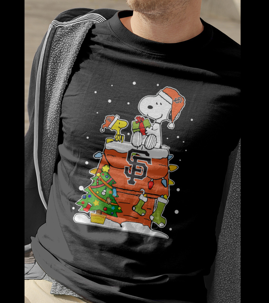 San Francisco Giants Snoopy Christmas Santa Hat With Woodstock And Presents T-Shirt