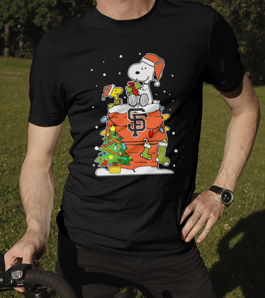 San Francisco Giants Snoopy Christmas Santa Hat With Woodstock And Presents T-Shirt