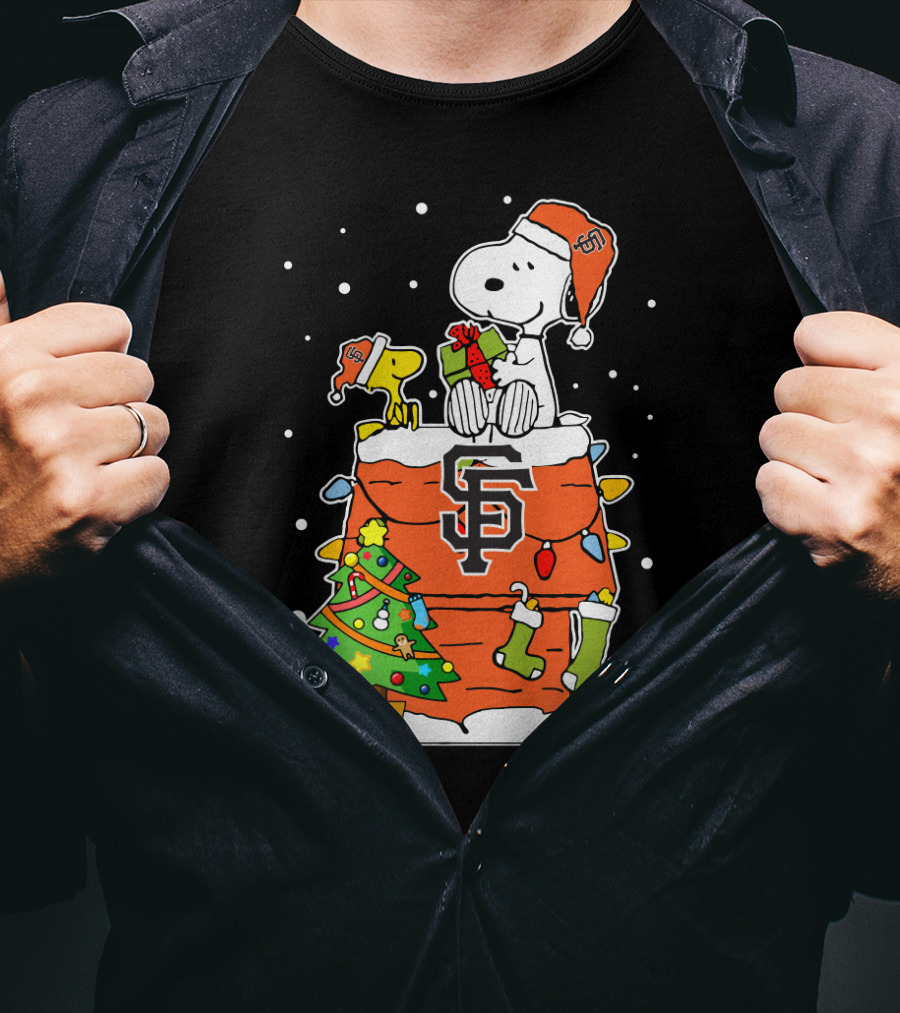 San Francisco Giants Snoopy Christmas Santa Hat With Woodstock And Presents T-Shirt