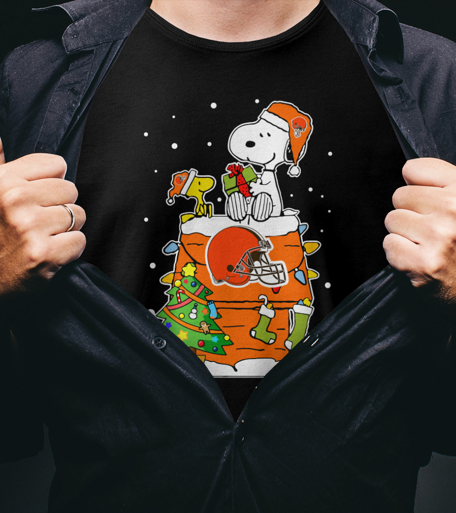 Snoopy And Woodstock Christmas With Cleveland Browns Football Holiday Scene T-Shirt