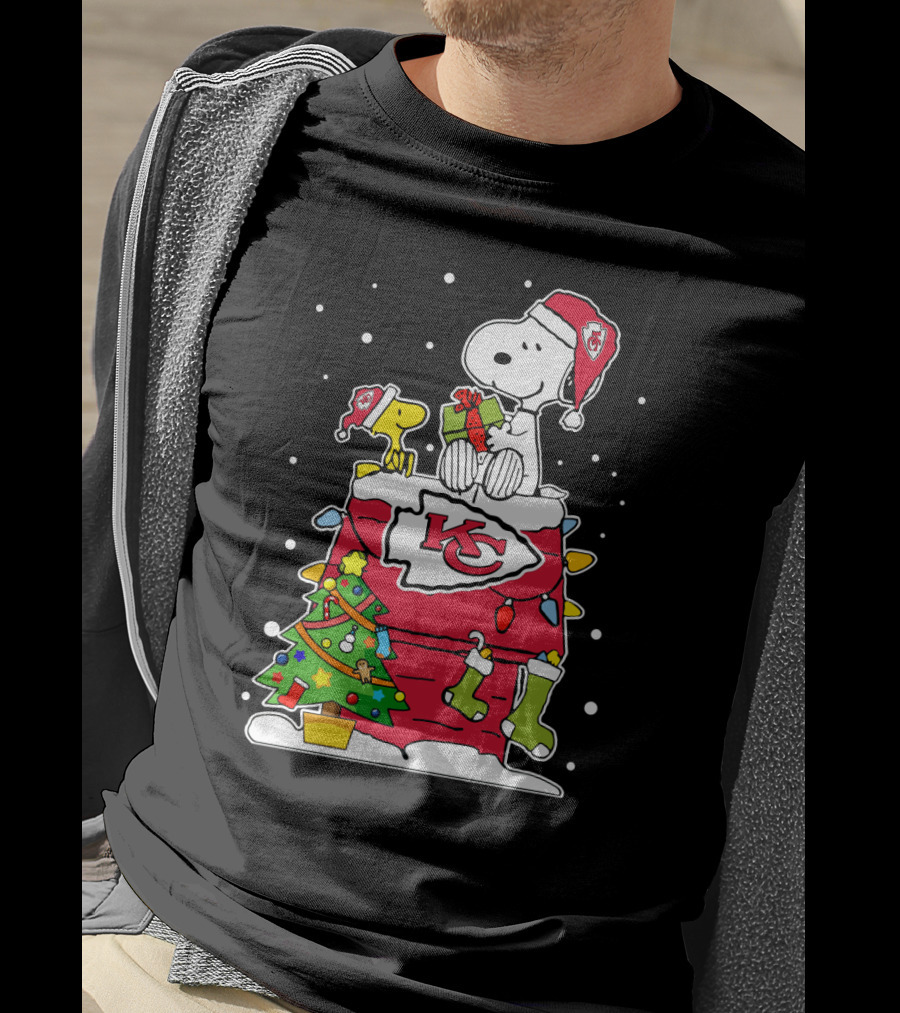 Kansas City Chiefs Snoopy Christmas Santa Hat Peanuts Woodstock Holiday Football T-Shirt